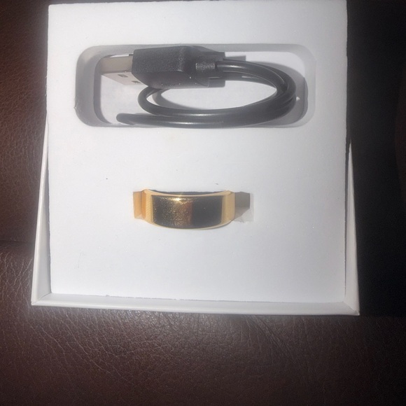 Smart Health Tracking Ring in Gold - Picture 7 of 10